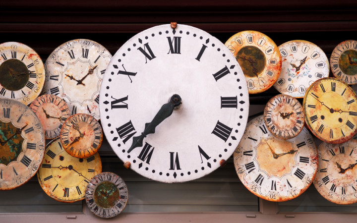 AN IMPORTANT INSTRUMENT THAT SHOWS AND SAVES TIME: CLOCK